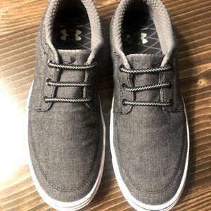 Under Armour Boys Gray Shoes Size 5
